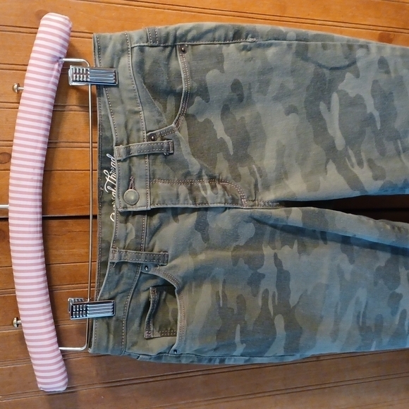 Universal Thread Camouflage High Rise Skinny Crop Jeans - Picture 3 of 6